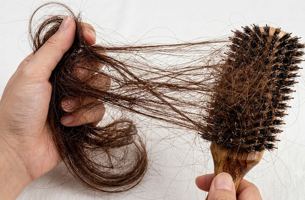 Por Que Meu Cabelo Cai Tanto? Guia Completo para Entender, Parar e Tratar a Queda Capilar