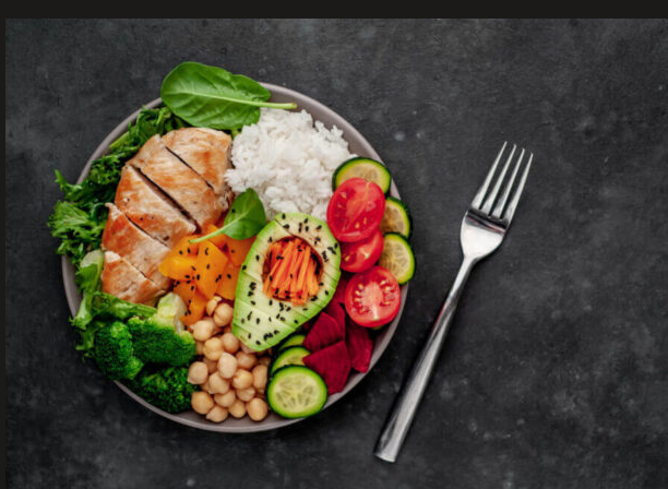 Prato com frango grelhado, arroz, grão-de-bico e legumes