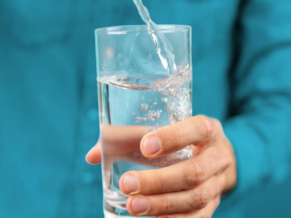 Por que devemos beber água? Entenda quanta água precisamos por dia